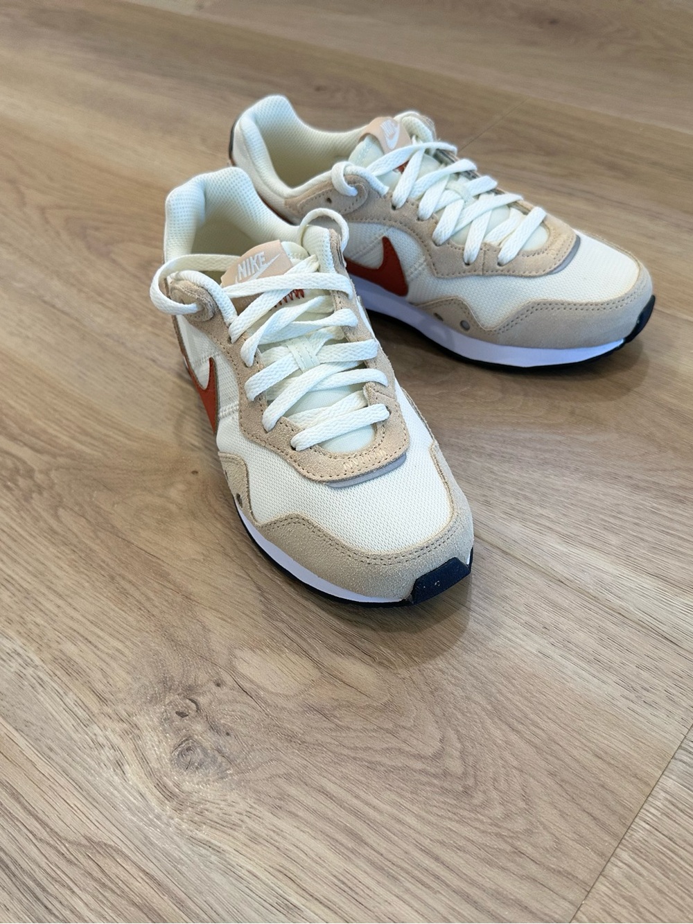 Nike Venture Runner Wide Coconut Milk Size 5 Brand New - Picture 2 of 8